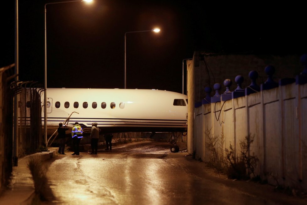 Vítr na Maltě rozpohyboval zaparkovaný soukromý letoun, narazil do budovy.
