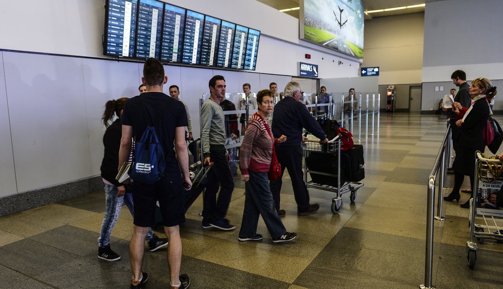 Cestující z letadla, které muselo nouzově přistát v Tel Avivu, konečně dorazili do Prahy.