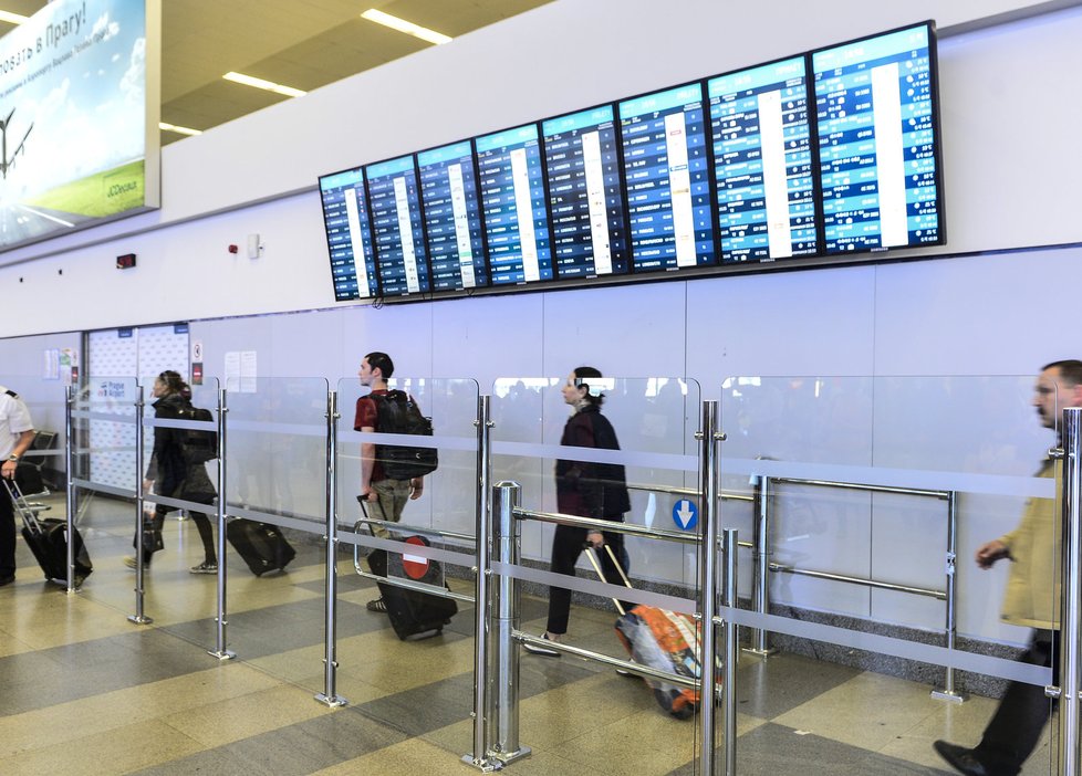 Cestující z letadla, které muselo nouzově přistát v Tel Avivu, konečně dorazili do Prahy.