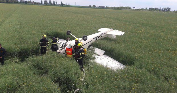 Havárie letadla v Letňanech! Zřítilo se do pole, pilot se zranil