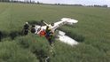 Letadlo Cesna 152 se zřítilo do pole v pražských Letňanech.