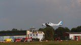 Dramatické přistání letadla v Letňanech: Pilot hlásil problémy s podvozkem