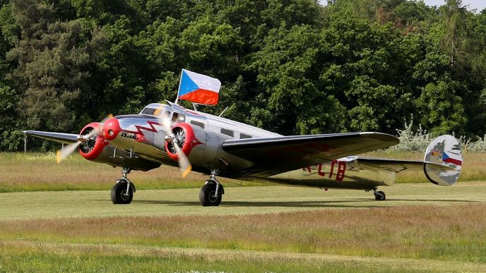 Letadlo Lockheed Electra 10A po příletu na pražské letiště Točná