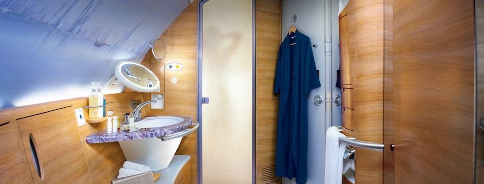 Luxusní kabina v letadle, kterou si užívali při návratu z Dubaje Jasmina Alagič s Rytmusem a synem Sanelem - sprchový kout