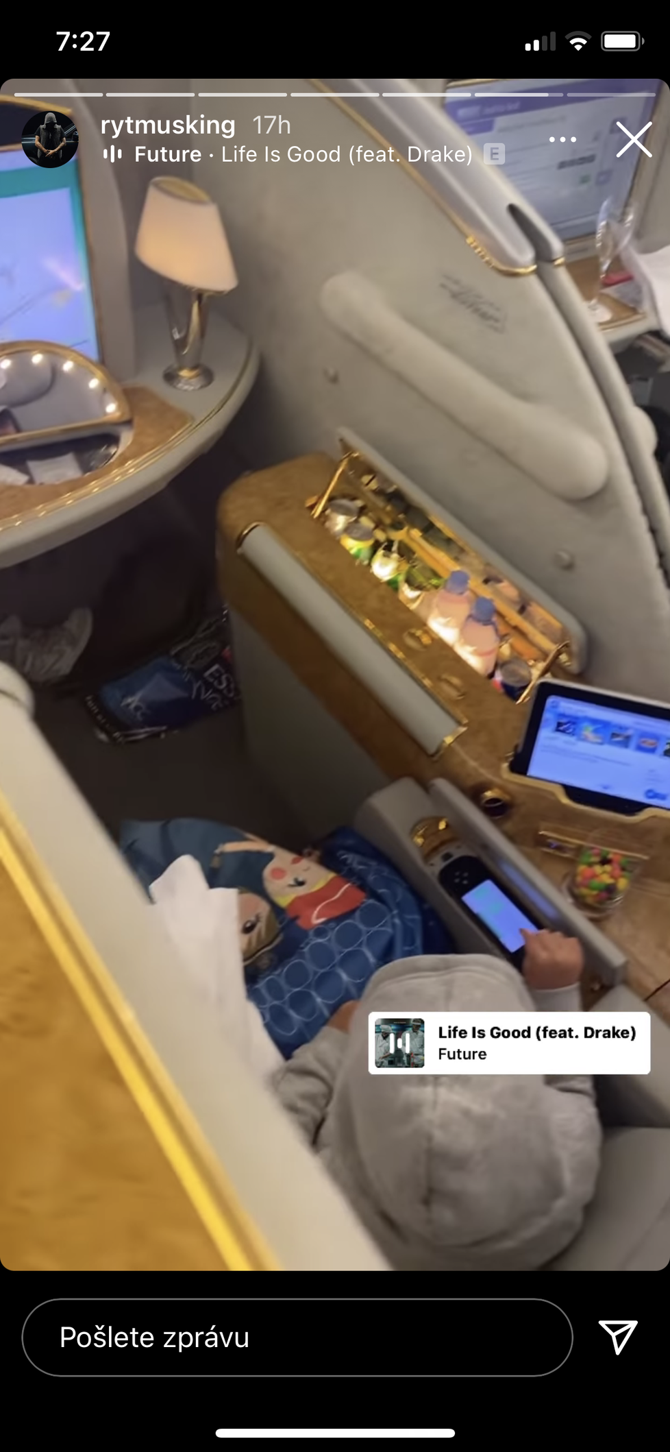 Luxusní kabina v letadle, kterou si užívali při návratu z Dubaje Jasmina Alagič s Rytmusem a synem Sanelem.