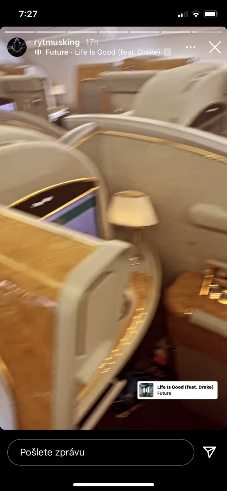 Luxusní kabina v letadle, kterou si užívali při návratu z Dubaje Jasmina Alagič s Rytmusem a synem Sanelem.