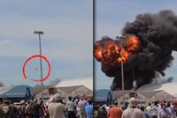 Děsivé video: Letadlo se zřítilo přímo mezi diváky letecké show