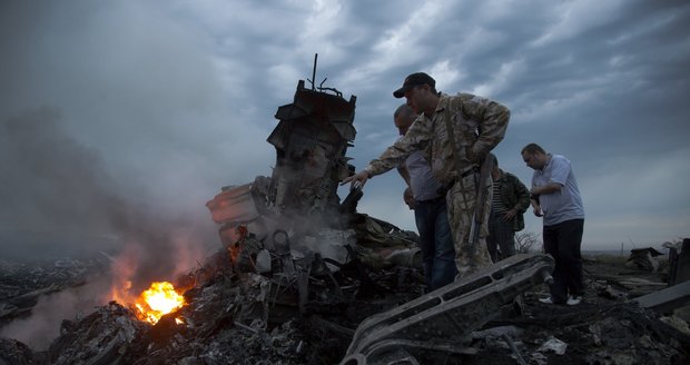 Cestující z MH17 měl na sobě kyslíkovou masku: Co se v letadle vlastně dělo?