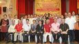 Na fotce je celý čínský tým významných kaligrafů, členů jejich rodin a pomocníků, který odletěl společně z Kuala Lumpur po zahájení výstavy