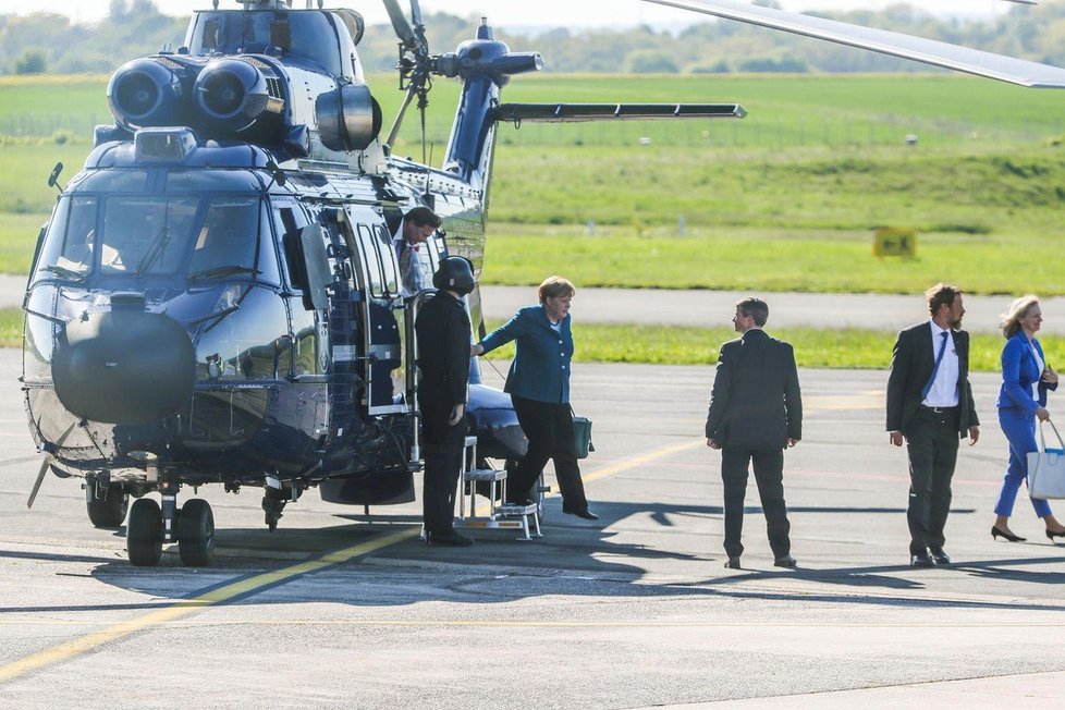 Letoun Merkelové poškodila na letišti dodávka. Do Berlína musela letět helikoptérou (20. 5. 2019)