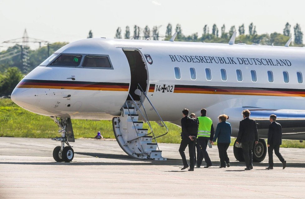 Letoun Merkelové poškodila na letišti dodávka. Do Berlína musela letět helikoptérou (20. 5. 2019)