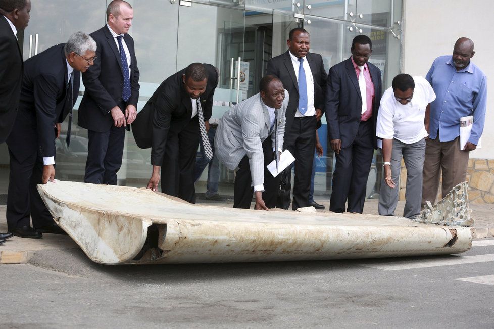 Část křídla nalezeného na ostrově Pemba u Tanzanie patřila podle expertů ztracenému letu MH370.
