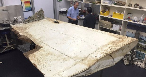 Záhada letu MH370 pokračuje. Kus křídla z Tanzanie je podle expertů z něj