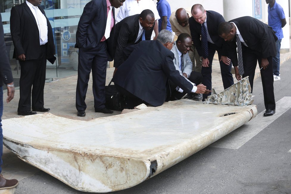 Část křídla nalezeného na ostrově Pemba u Tanzanie patřila podle expertů ztracenému letu MH370.
