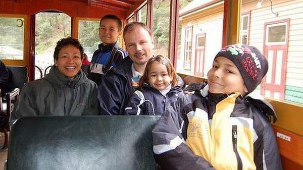 Oběti z letu MH17: Holandský otec Hans Van Den Hende s malajsijskou manželkou a třemi dětmi žili společně v Melbourne