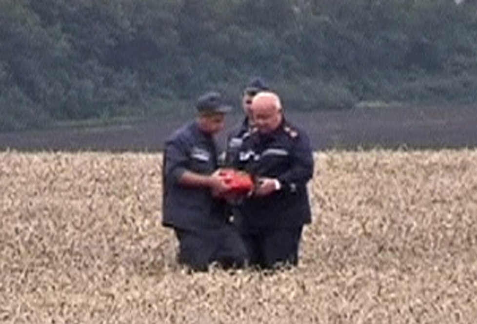 V poli na východní Ukrajině našli rebelové černé skříňky ze sestřeleného letounu