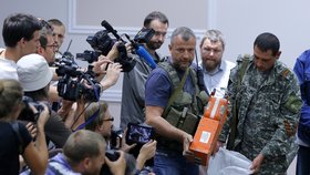 Předání černých skříněk z letu MH17 malajsijským představitelům