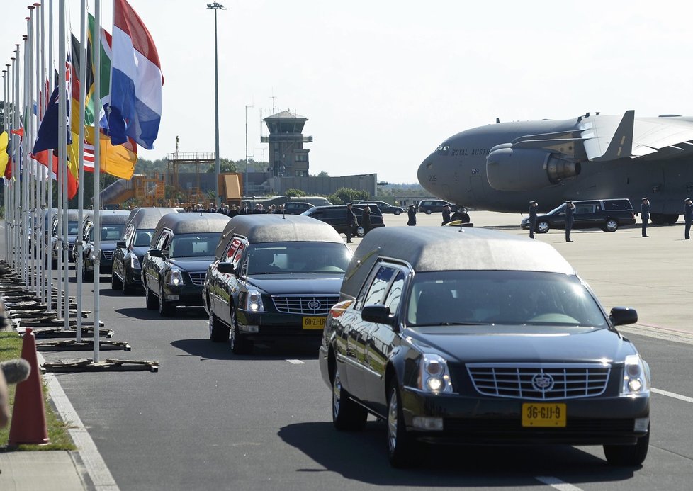 Konvoj, vezoucí rakve obětí z letu MH17, odpouští letiště v nizozemském Eindhovenu