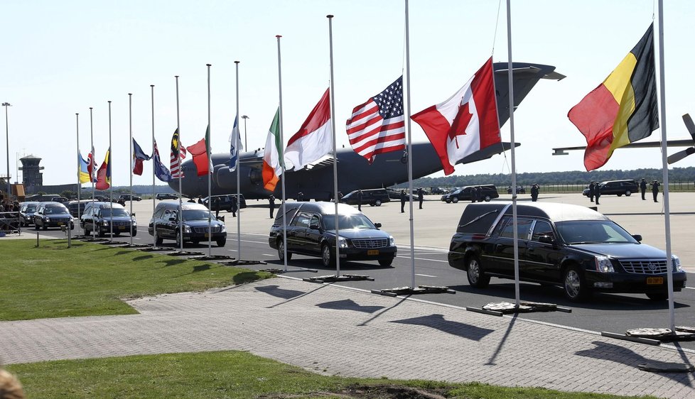 Konvoj, vezoucí rakve obětí z letu MH17, odpouští letiště v nizozemském Eindhovenu