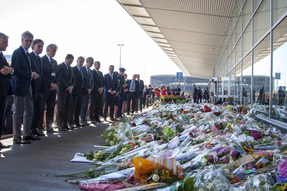 Památku obětí z letu MH17 uctili i na letišti Schiphol, odkud letadlo odletělo