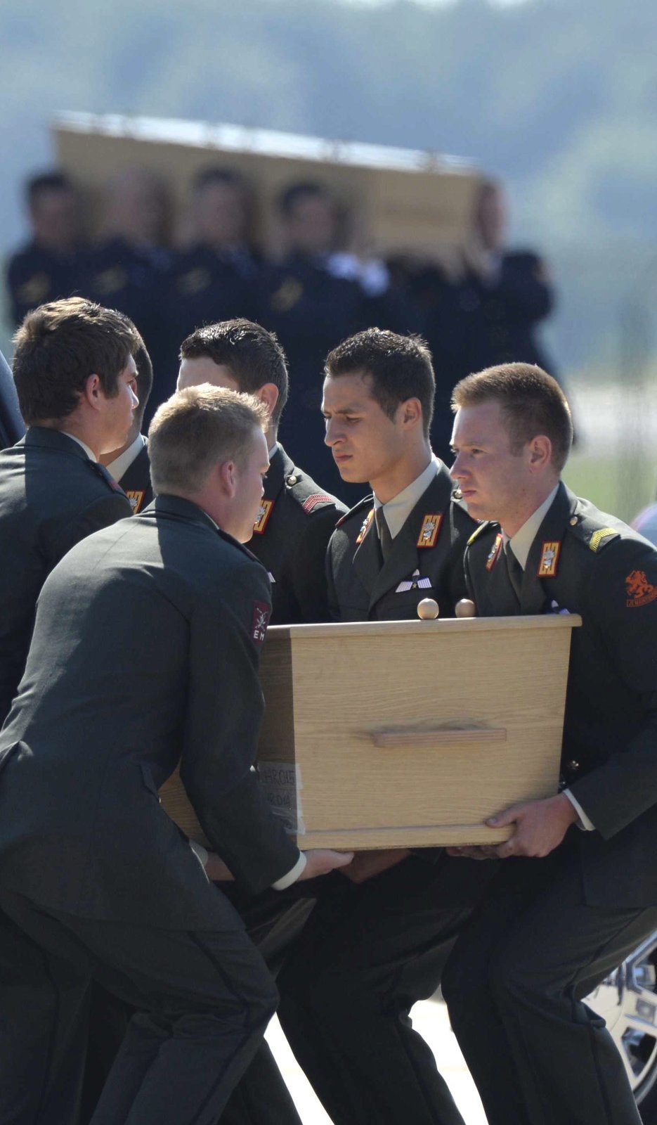 Rakve s těly obětí katastrofy letounu MH17 dopravily dva speciály do Eindhovenu