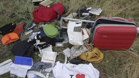 Zatímco řada těl obětí z letounu MH17 nebyla k poznání, některé jejich osobní věci přežily takřka bez úhony...