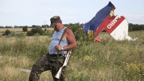 Proruský separatista hlídkující v oblasti pádu letounu MH17