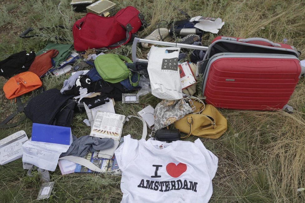 Zatímco řada těl obětí z letounu MH17 nebyla k poznání, některé jejich osobní věci přežily takřka bez úhony...