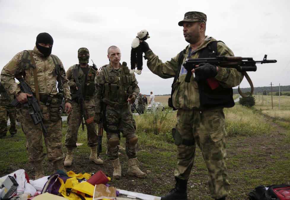 Proruský separatista s hračkou jedné z obětí letecké katastrofy letounu MH17
