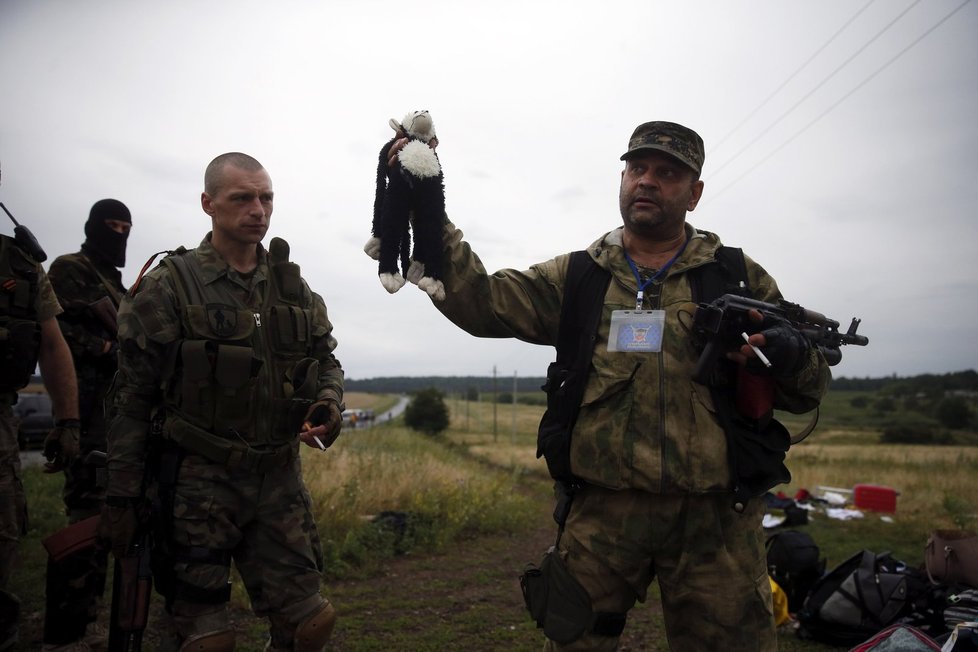 Proruský separatista s hračkou jedné z obětí letecké katastrofy letounu MH17