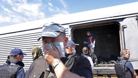 Těla obětí z letu MH17 na nádraží v ukrajinském Torezu naložili do chladírenských vagónů