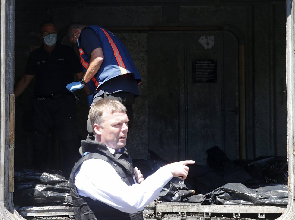 Těla obětí z letu MH17 na nádraží v ukrajinském Torezu naložili do chladírenských vagónů