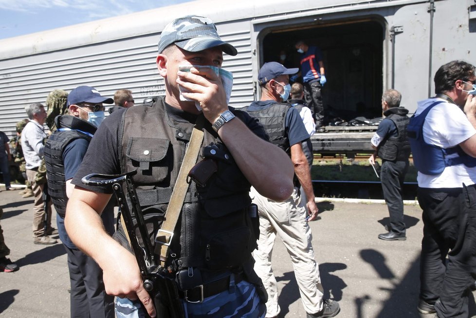 Zápach smrti: Ostatky obětí z letu MH17 naložili do vlaku