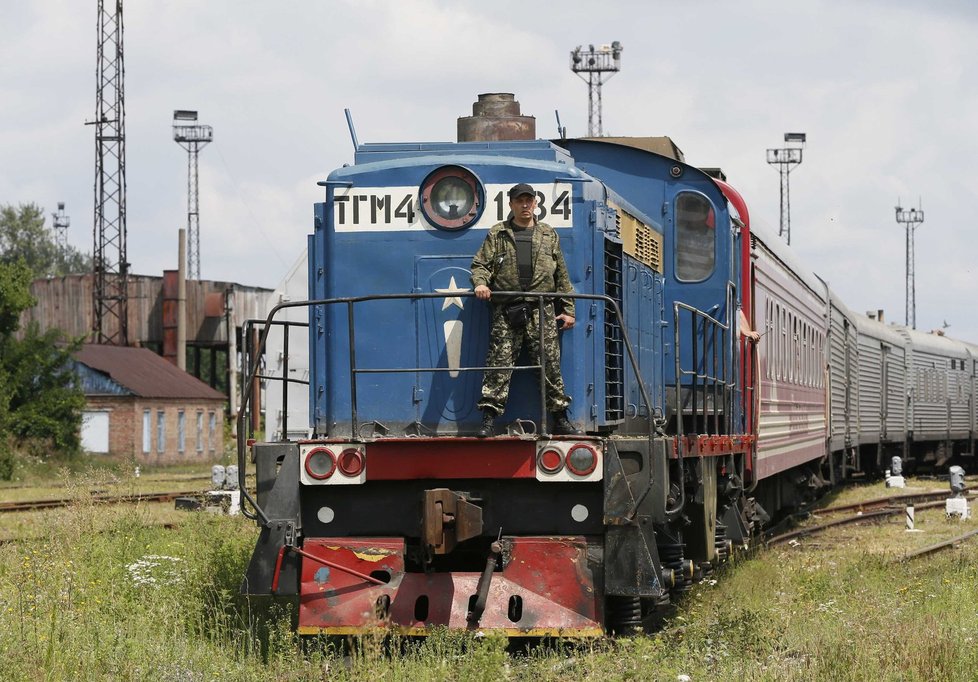 Vlak s pozůstatky obětí katastrofy malajsijského letadla vypravený z Torezu na východě Ukrajiny dorazil do cílové stanice v Charkově.