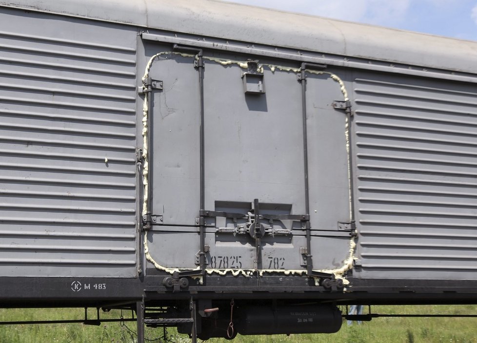 Vrata vagónů vlaku smrti zatmelili montážní pěnou