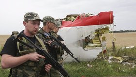 Proruští separatisté u části sestřeleného letadla MH17 na východní Ukrajině