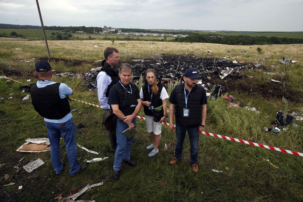 Vyšetřovatelé OBSE na místě dopadu trosek sestřeleného letadla MH17
