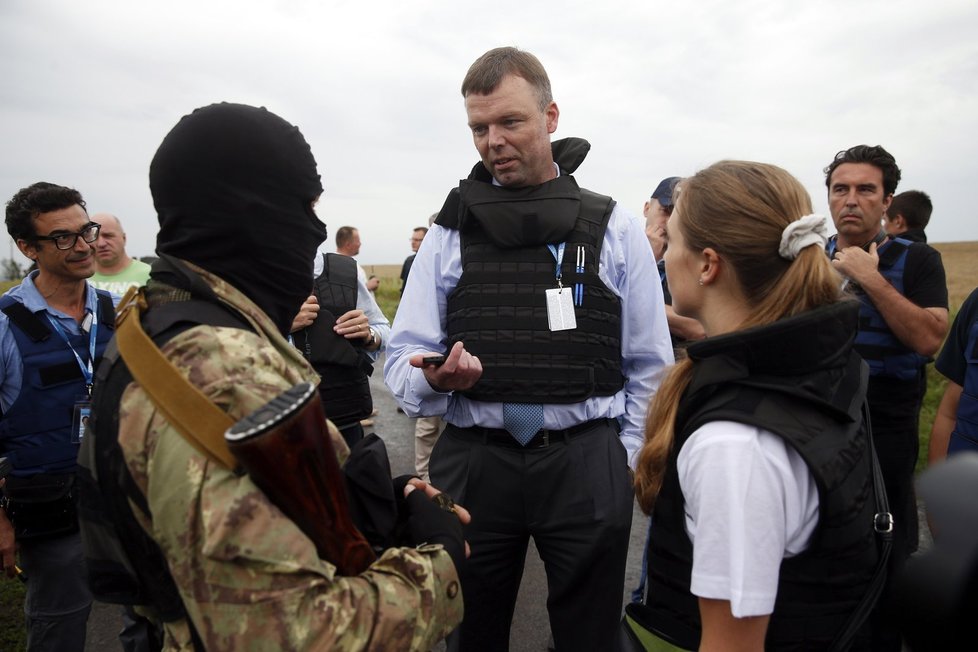 Členové kontaktní skupiny OBSE a proruští separatisté na místě dopadu letounu MH17