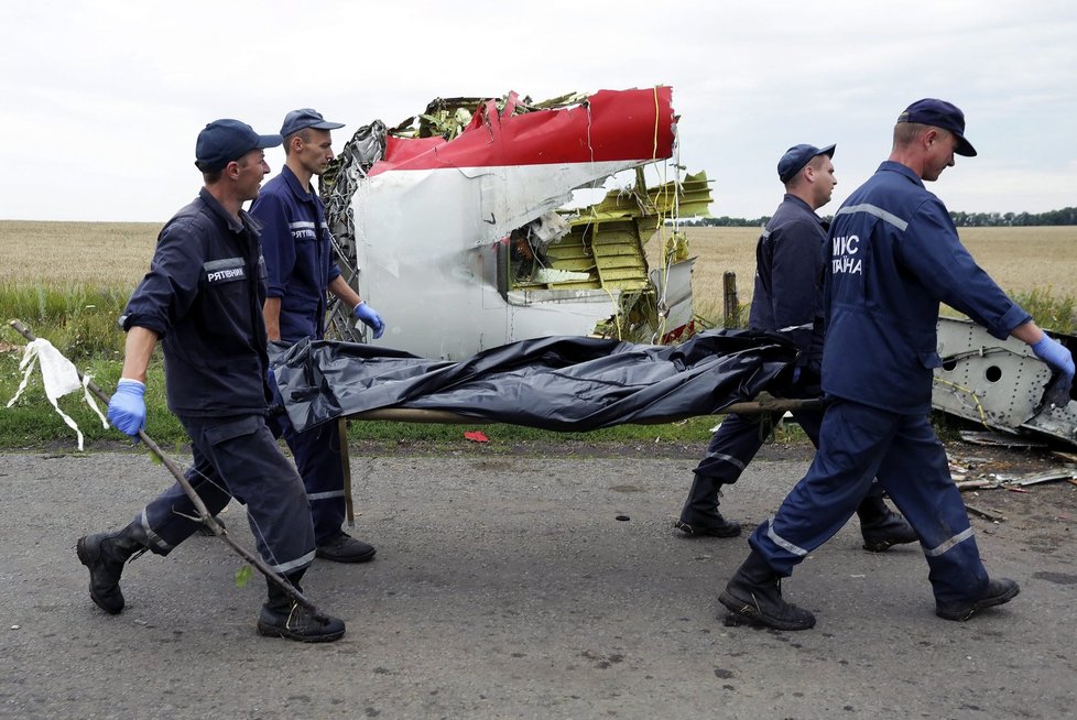 Záchranáři v místě dopadu malajsijského letounu našli těla 196 z celkových 298 obětí