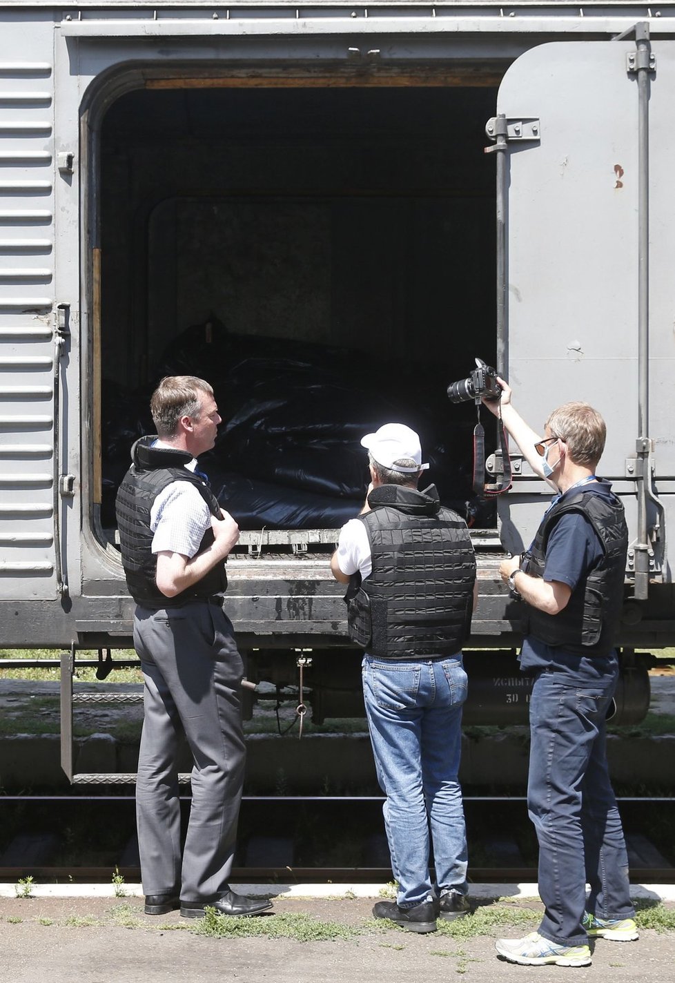 Odvoz těl z místa tragédie letounu MH17: Vagony prohlédli pozorovatelé OBSE