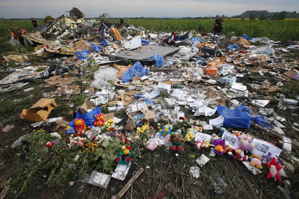 Improvizované pomníčky na místech, kde dopadly trosky letounu MH17