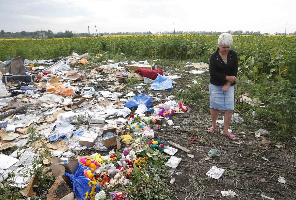 Improvizované pomníčky na místech, kde dopadly trosky letounu MH17