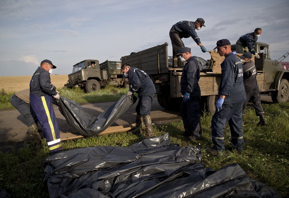 Tragédie letu MH17: Odklízení těl pokračuje