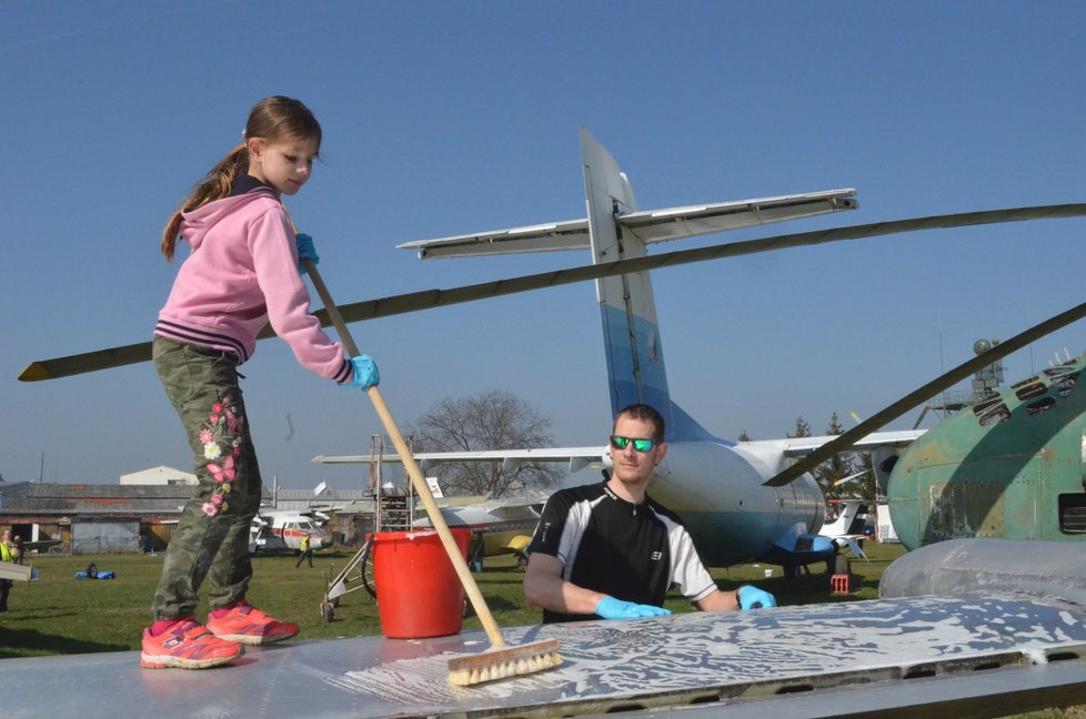 Nezahálel ani technolog leteckých závodů Michal Hampl (36) s dcerou Libuškou (8). Zkrášlovali L 39 Delfín – cvičný vojenský letoun