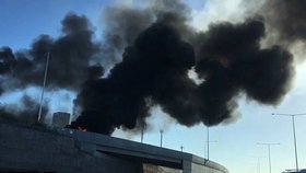 Na obchodní centrum v Melbourne spadlo letadlo, pět lidí zahynulo.