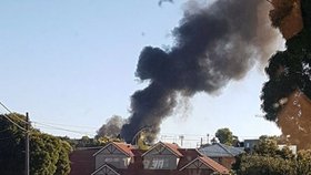 Na obchodní centrum v Melbourne spadlo letadlo, pět lidí zahynulo.