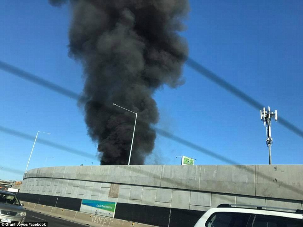 Na obchodní centrum v Melbourne spadlo letadlo, pět lidí zahynulo.
