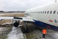 Airbus British Airways skončil po přistání v Dánsku v trávě. Uvnitř bylo 67 lidí