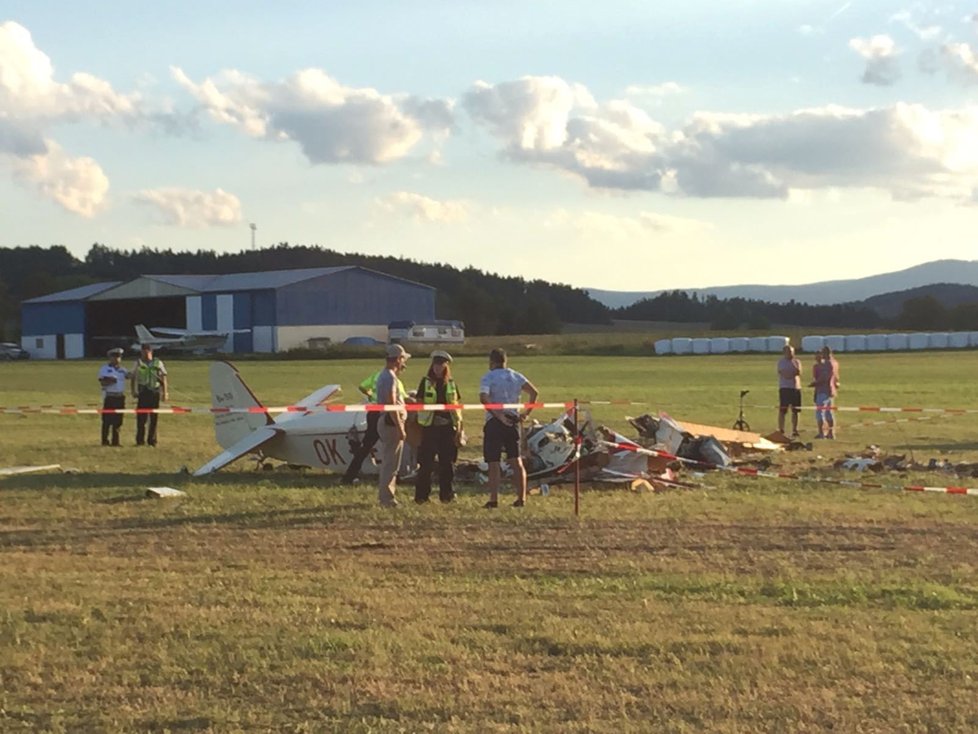 Při leteckém dni na Prachaticku spadlo letadlo, pilot zemřel.