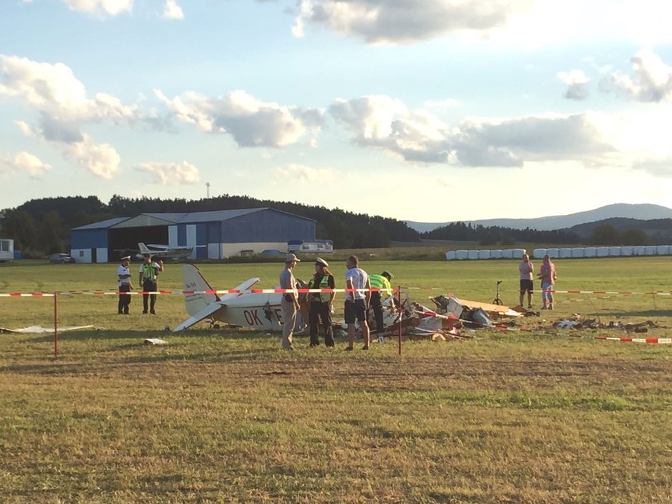 Při leteckém dni na Prachaticku spadlo letadlo, pilot zemřel.